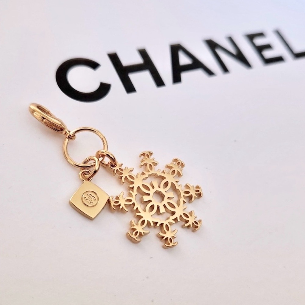CHANEL New Interlocking CC Snowflake + cc in square Gold Charms on Lobster clasp
